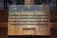 Die Bad Häringer Gedenktafel erinnert an alle Standschützen, die 1915 in den Krieg ziehen mussten.