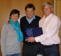 Vizebürgermeisterin Evelin Treichl (li) und Obmann Walter Grimm (re) verliehen Josef Strasser das Goldene Ehrenzeichen des TC Wörgl