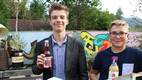 Die Geschäftsführer des Jungunternehmens „Mr. Pseudonym Cocktails“ Simon Sappl (links) und Fabio Stöckl (rechts)