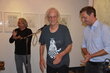 70 Jahre und noch voller Tatendrang – Mike Zangerl (Bildmitte) bekam bei der Eröffnung seiner Ausstellung viel Applaus – auch von Schwager Dr. Günther Moschig (links) und Kulturreferent Sebastian Feiersinger (rechts)