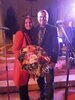 Lions-Präsident Simon Rabl gratuliert RatBatBlue-Leadsängerin Andrea Margreiter mit einem Blumenstrauß