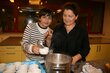 Aiyb Magomadow, Sohn der Aisan Isakowa, hilft beim Vorbereiten des tschetschenischen Tees
