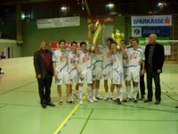 Regionalligist FC Kufstein holt den Turniersieg, hier im Bild mit BM Arno Abler und TFV-Bezirksobmann Pepi Gerl