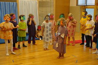 Kinder spielen das Musical "der Regenbogenfisch"