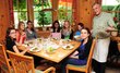 Gastgeber und Wirt Karl Binder (rechts, stehend) bediente Sophie Fill, Valentina Brändle, Özlem Cihangir, Ayla Davulcu, Silvia Ehrenstrasser, Andreas Kruckenhauser und Derya Yürüyen (sitzend von links) sehr gerne.