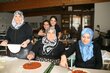 Viele Frauenhände arbeiteten an den türkschen Köstlichkeiten und waren so gar nicht Kamerascheu