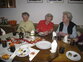 Frau Luipl, Frau Greiderer und Frau Winner erfreuen sich am festlich gedeckten Tisch und an den vorweihnachtlichen Köstlichkeiten.