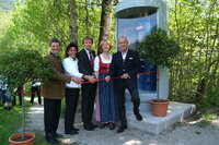 Bgm. Johann Eisenmann, Herta Strasser, Obfrau des TVB Wilder Kaiser Söll, Gerhard Schwarz, GF Tisun, LA Paula Eisenmann und Robin Welling, GF Tisun bei der Eröffnung des Energieweges. Foto: Eberharter 