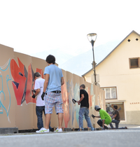 Jugendliche bei einem Graffitiworkshop