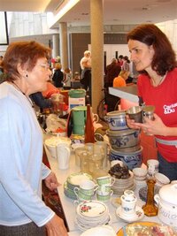 Leiterin Debora Daurer (rechts) half den Kundinnen beim Flohmarkt, das Richtige zu finden 