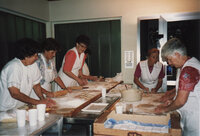 Die unersetzlichen Wörgler Bäuerinnen beim Zubereiten der traditionellen Krapfen
