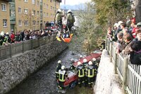Spektakuläre Übung der Feuerwehr und des Roten Kreuzes mit "Gänsehauteffekt"