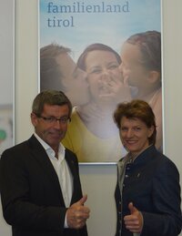 LHStv Anton Steixner und Innsbrucks Bgm Christine Oppitz-Plörer präsentierten das neue tirolweite Sommerferienticket für SchülerInnen.