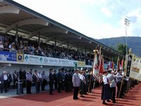 Die Wörgler Kameraden veranstalteten schon einmal ein großes Fest im Fußballstadion, die Feierlichkeit ihrer Fahnenweihe,  mit Fahnenpatin Vbgm. Maria Steiner. 