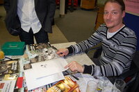 Comic-Zeichner Andreas Wehrheim bei der Signierstunde nach der Ausstellungseröffnung