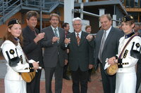 Prost auf das Jubiläum: Obmann Hans Peter Kapfinger, Bgm. Hermann Ritzer, Landesrat Gerhard Reheis und Bgm. Herbert Rieder ( im Bild von links). Foto: Nageler. 