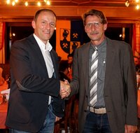 BGM Hermann Ritzer gratuliert Obmann Martin Schermer zur einstimmigen Wahl.