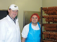 AufBauWerk-Trainee Martin Klapper (rechts, im Bild mit Neo-Arbeitgeber Anton Juffinger