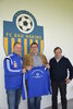 Im Bild v. l.: Obmann Martin Schermer präsentiert mit den Sponsoren Hans-Peter Hauser (Steuerberatungsbüro Dr. Oberrauch, Seiwald & Partner) und Johann Unterrainer jun. (Zimmerei Unterrainer) die neue Trainingsbekleidung des FC B & W Glasbau Bad Häring.