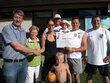 Die glückliche Gewinnerin im Kreise ihrer Familie und der Schwimmbadcrew angeführt von BGM Hermann Ritzer.