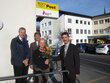 Willkommen im Team der Österreichischen Post AG! Als Geschenk erhält Sigrid Schneider einen Blumenstrauß.