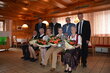 Bezirkshauptmann Dr. Christoph Platzgummer und BGM Hermann Ritzer überreichten den Jubelpaaren die Ehrengabe des Landes Tirol und die Geschenke der Gemeinde Bad Häring. Foto: Drexler.