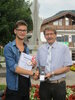 BGM Hermann Ritzer gratuliert Michael Winkler zum Staatsmeistertitel in der künstlerischen Fotografie.