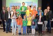 Die Sieger der Kinderklassen mit Bezirksreferent Josef Juffinger, den Trainern Uli Steiner und Mike Klieber, Skicrosser Thomas Zangerl und den Sparkassen-Vertretern Mag. Alois Loder und Manfred Gasser.
