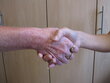 Wer Ihnen eine helfende Hand reichen kann, erfahren Sie auf der Webseite www.werhilftwie-tirol.at