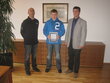 V.l.n.r.: Andreas Juen, Gewinner Marco Cotrotzo, Bgm. Helmut Ladner