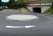 Der neue Kreisverkehr mit gut sichtbarem Richtungspfeil im Vordergrund