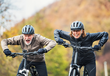 Senioren auf E-Bike vor herbstlicher Kulisse