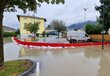 Der mobile Hochwasserschutz aufgebaut vor den Wohnungen beim Sportplatz