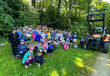 Die Kinder der Volksschule mit Waldaufseher Andreas Hörhager vor dem Bauhof-Traktor