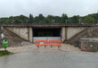 Der montierte Hochwasserschutz bei der Autobahnbrücke