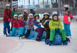 Kinder mit Laufhilfe auf dem Eis