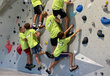 Kinder beim Klettern in der Kundler Kletterhalle