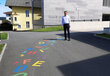 Bürgermeister Anton Hoflacher vor dem farbenfrohen Graffiti, das den Kindern den richtigen Weg in die Schule weisen soll.