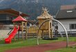 Der sanierte Spielplatz mit Kletterparcours und roter Rutsche