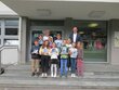 Die Ramsauer Volksschulkinder kennen die sichersten Schulwege; im Bild mit VS Direktorin Maria Taschler und Ing. Manfred Keuschnigg (AUVA).