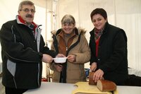 Obmann Toni Schrettl serviert persönlich die köstliche Fastenuppe an Frau VBgm. Maria Steiner, Geschäftsführerin Michaela Fabiankovits schneidet das Brot