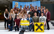 Scheckübergabe an die Schüler/innen der 1. Klasse HAK