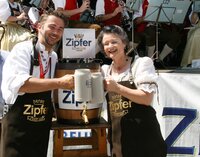 Mario Wiechenthaler und Hedi Wechner beim Bieranstich. 