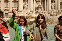 Johanna Haselsberger und Melanie Atzl vor dem Trevi-Brunnen.