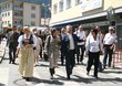 Heinz Fischer spaziert durch die Wörgler Bahnhofstraße und besucht einige im Aufbau befindliche Feststände.