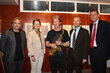 Kunsthistoriker Mag. Günther Moschig, Wörgls Bürgermeisterin Hedi Wechner, der Künstler Sepp Rangger, Kulturreferent Mag. Johannes Puchleitner und Raiffeisenbank-Direktor Dr. Michael Misslinger (von links). 
