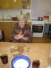 Frau Helga Mey hat sichtlich Freude am Kekse backen.