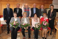 Die geehrten Jubelpaare Aloisia und Helmut Dummer, Christine und Helmut Zoczek, Hermine und Peter Weiskopf und Helga und Hermann Hörhager (v.l.) mit BH-Stv. Dr. Herbert Haberl und Bürgermeisterin Hedi Wechner