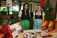 Andrea Mauracher und Rebecca Kirchmair mit ihrem Kochbuch „Lust auf mehr!“