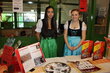 Andrea Mauracher und Rebecca Kirchmair mit ihrem Kochbuch „Lust auf mehr!“